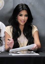 Kardashians-Attend-Meet-And-Greet-Appearance-at-Kitson-66.md.jpg