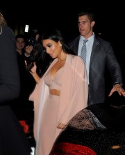Khloe-and-Kim-Kardashian---Hairfinity-UK-Launch-Party-43.md.jpg