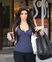 Kim-Kardashian-Grabs-Iced-Coffee-In-Beverly-Hills-January-5-2010-01.md.jpg