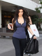 Kim-Kardashian-Grabs-Iced-Coffee-In-Beverly-Hills-January-5-2010-03.md.jpg