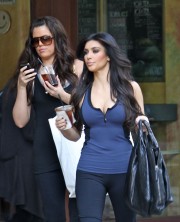 Kim-Kardashian-Grabs-Iced-Coffee-In-Beverly-Hills-January-5-2010-12.md.jpg