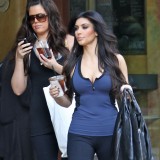 Kim-Kardashian-Grabs-Iced-Coffee-In-Beverly-Hills-January-5-2010-12