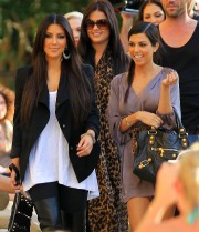 Kim-Kardashian-Lunch-In-A-Private-Cabana-And-Shopping-15.md.jpg