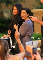 Kim-Kardashian-Lunch-In-A-Private-Cabana-And-Shopping-16.md.jpg