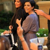 Kim-Kardashian-Lunch-In-A-Private-Cabana-And-Shopping-16