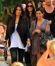 Kim-Kardashian-Lunch-In-A-Private-Cabana-And-Shopping-17.md.jpg