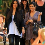 Kim-Kardashian-Lunch-In-A-Private-Cabana-And-Shopping-17