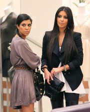 Kim-Kardashian-Lunch-In-A-Private-Cabana-And-Shopping-19.md.jpg