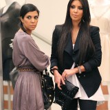 Kim-Kardashian-Lunch-In-A-Private-Cabana-And-Shopping-19