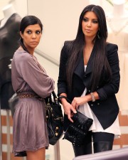 Kim-Kardashian-Lunch-In-A-Private-Cabana-And-Shopping-20.md.jpg