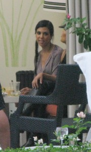 Kim-Kardashian-Lunch-In-A-Private-Cabana-And-Shopping-38.md.jpg