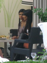 Kim-Kardashian-Lunch-In-A-Private-Cabana-And-Shopping-39.md.jpg