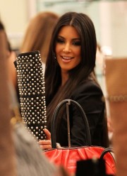 Kim-Kardashian-Sightings-In-Clothing-Store-01.md.jpg