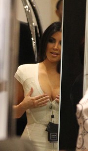 Kim-Kardashian-Sightings-In-Clothing-Store-05.md.jpg