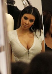 Kim-Kardashian-Sightings-In-Clothing-Store-09.md.jpg